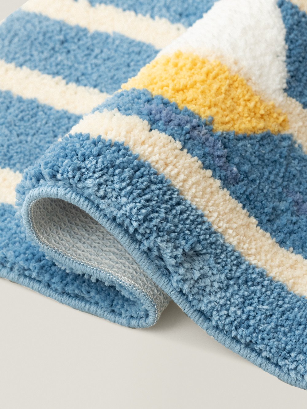 Sailo Sailboat Stripe Rug - edge and backing detail