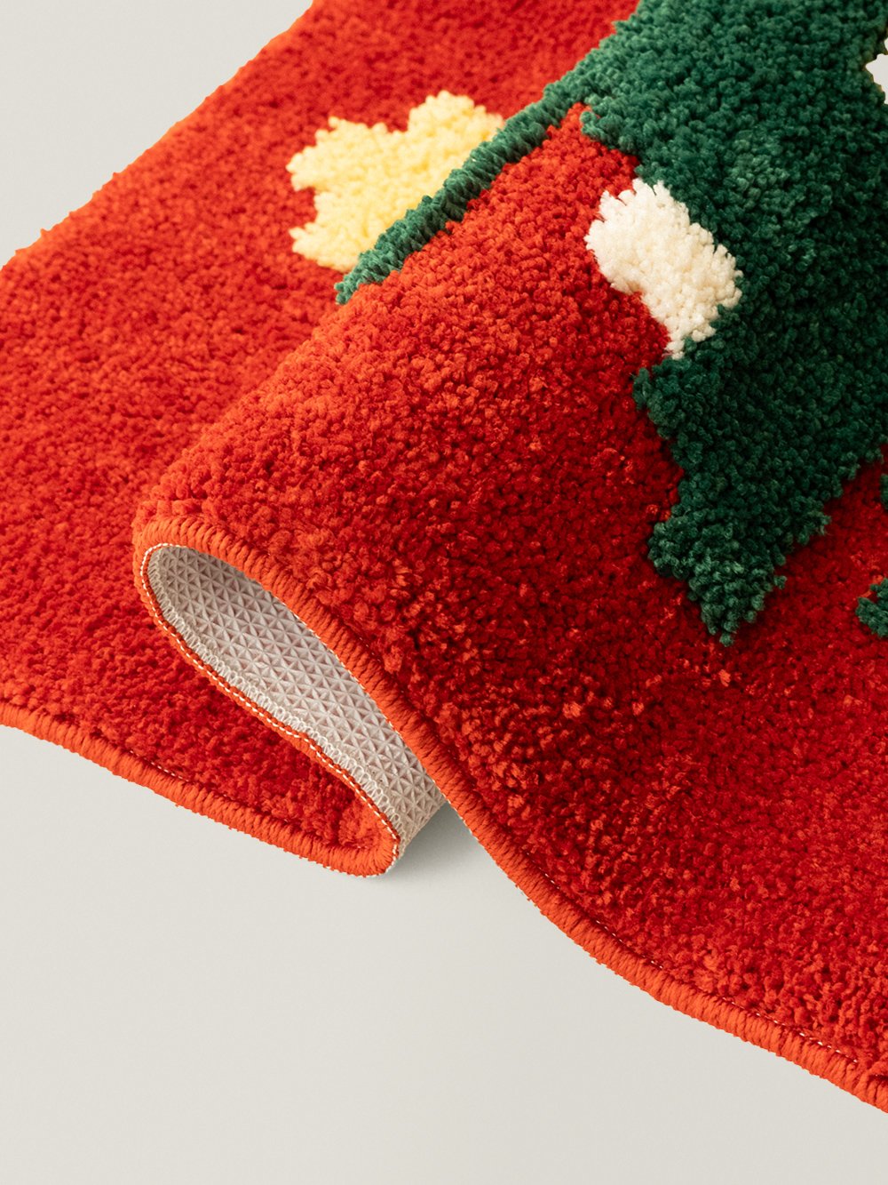Noelle Christmas Tree Rug - edge and backing detail
