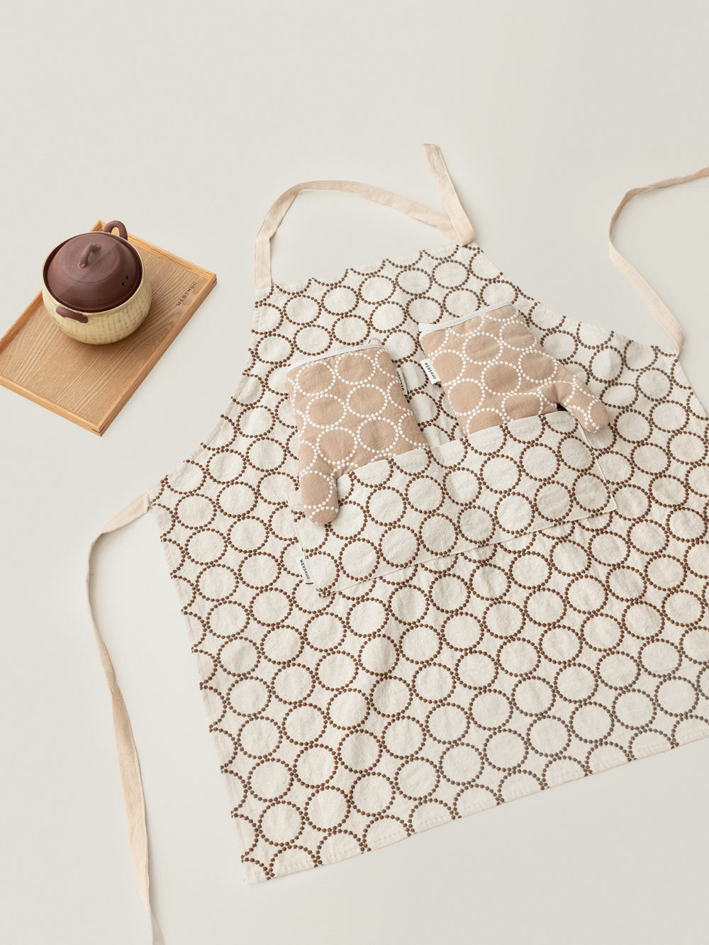 Asato full body apron product image for WENSHUO HOME.