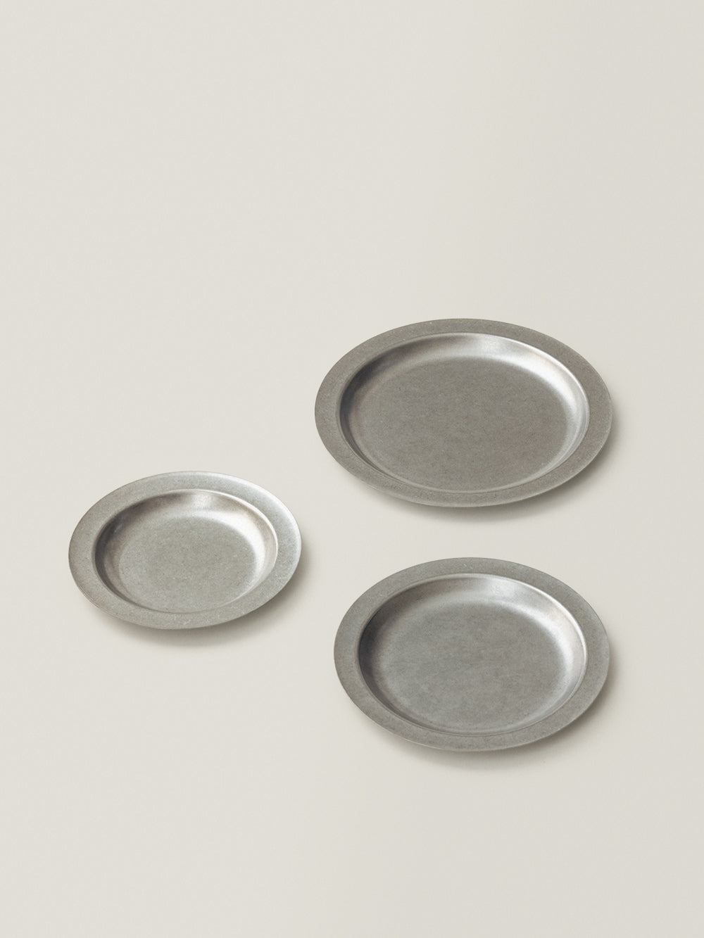 NILO stainless steel shallow plates in three sizes, with wide round rims