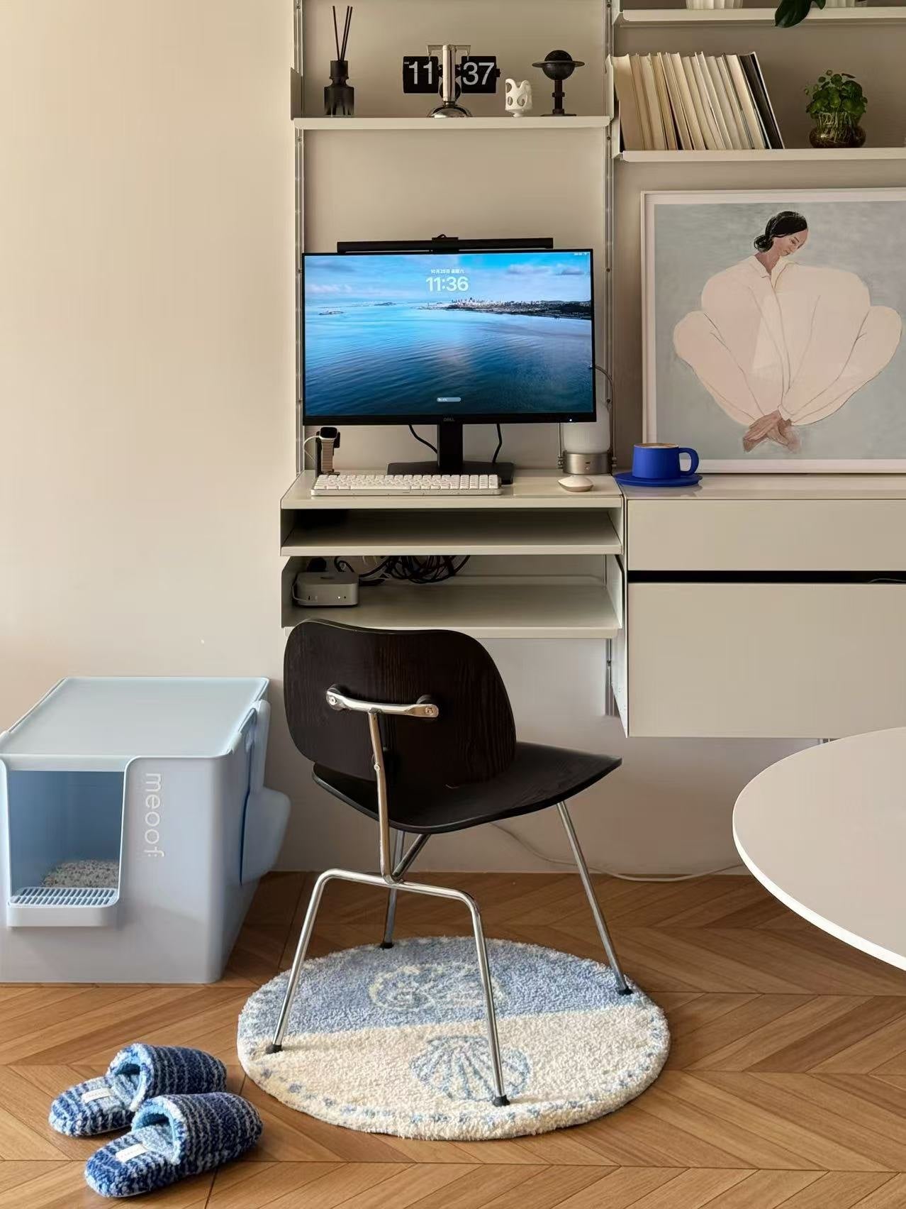Area Rug on a Clear Table Edge