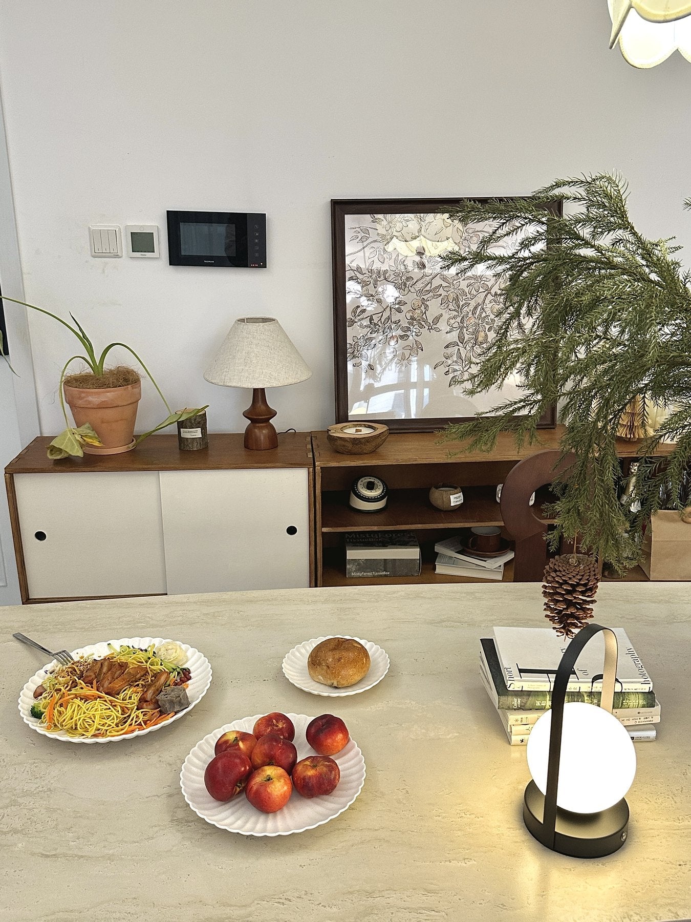 Daisy Tableware in a Small Room Corner