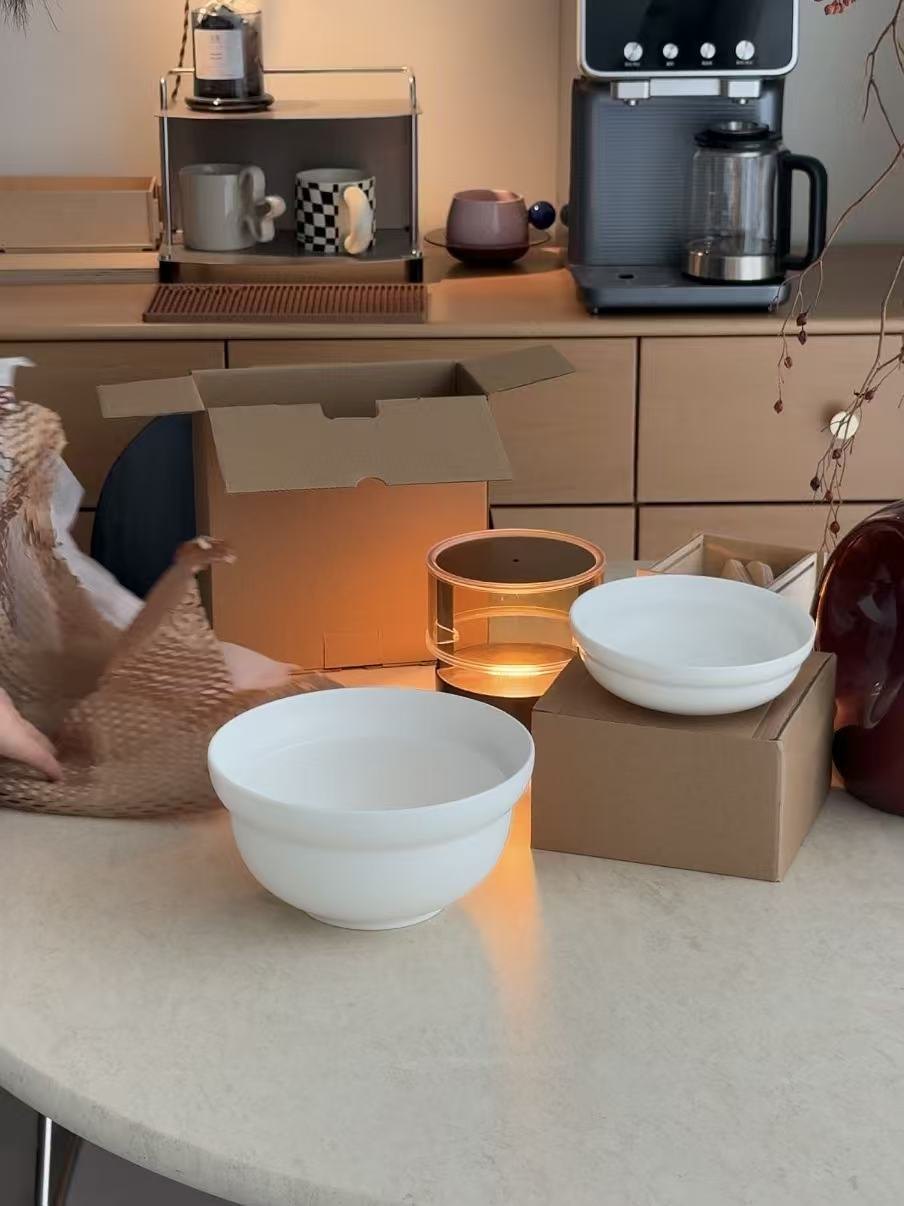 Glaye Tableware in a Small Room Corner