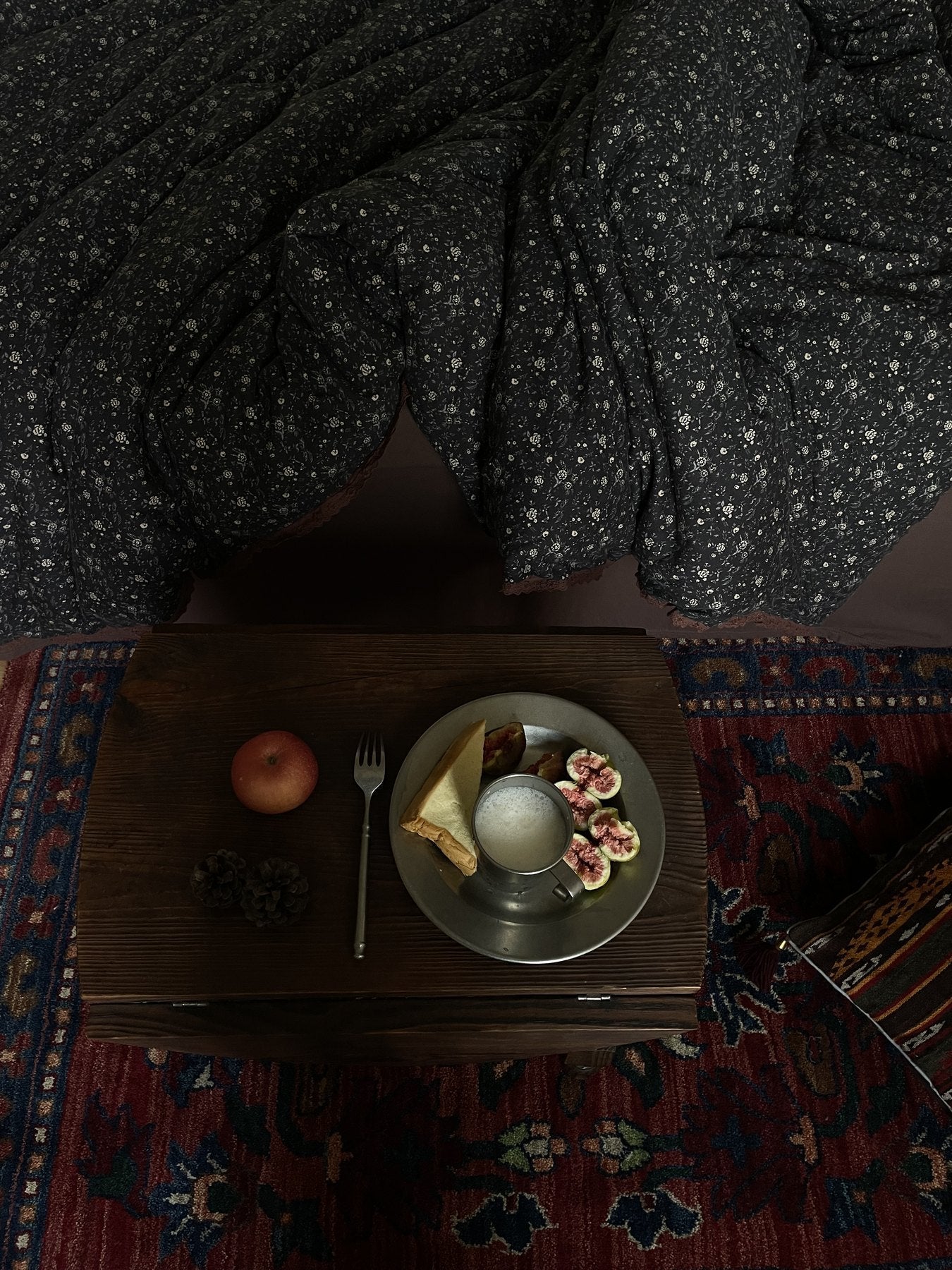 Stainless Steel Tableware for a Low Everyday Surface