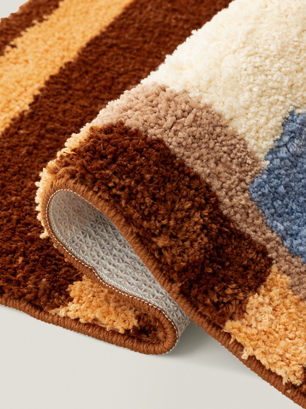 Castlo Castle Stripe Rug - edge and backing detail