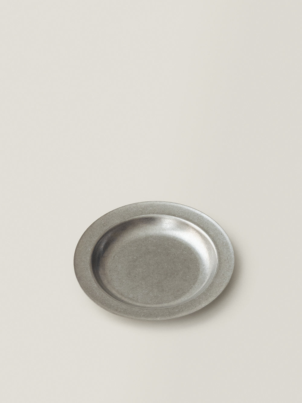 NILO Wide-Rim Round Shallow Plate