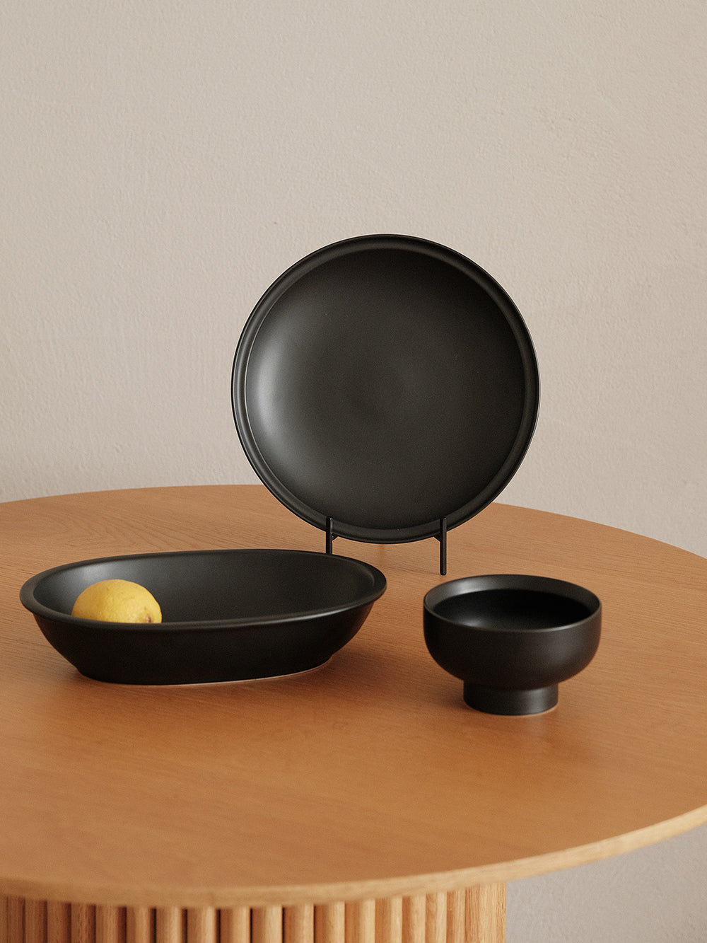 Linear Wide-Rim Loop Oval Plate