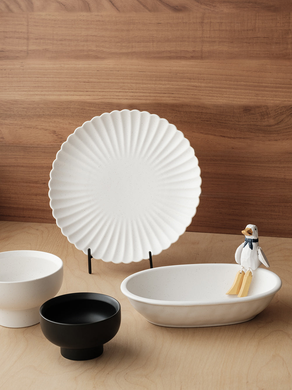 Linear Wide-Rim Loop Oval Plate