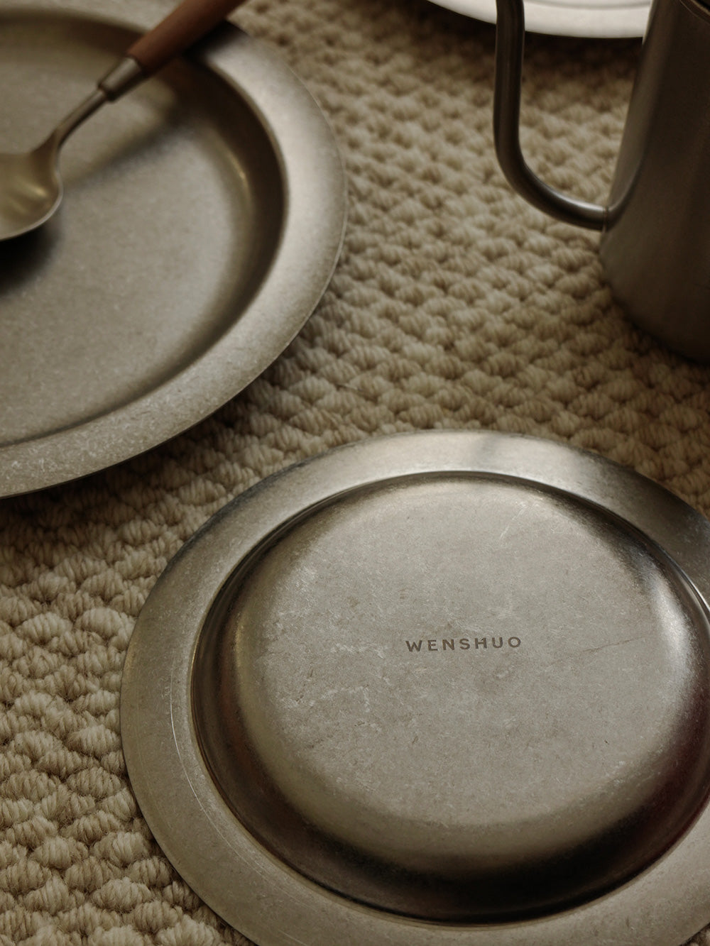 NILO Wide-Rim Round Shallow Plate