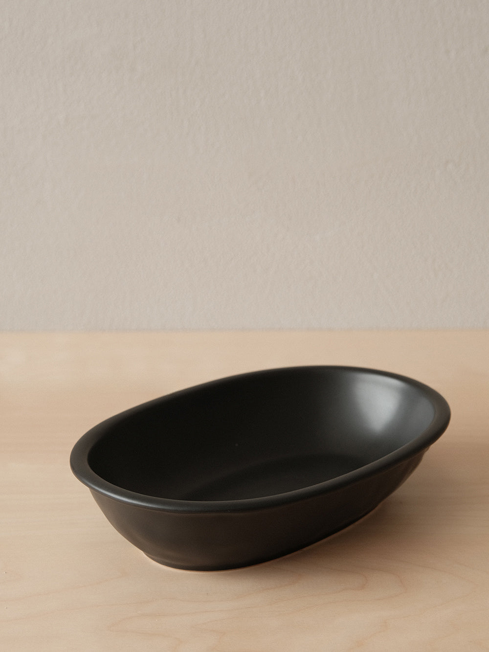 Linear Wide-Rim Loop Oval Plate