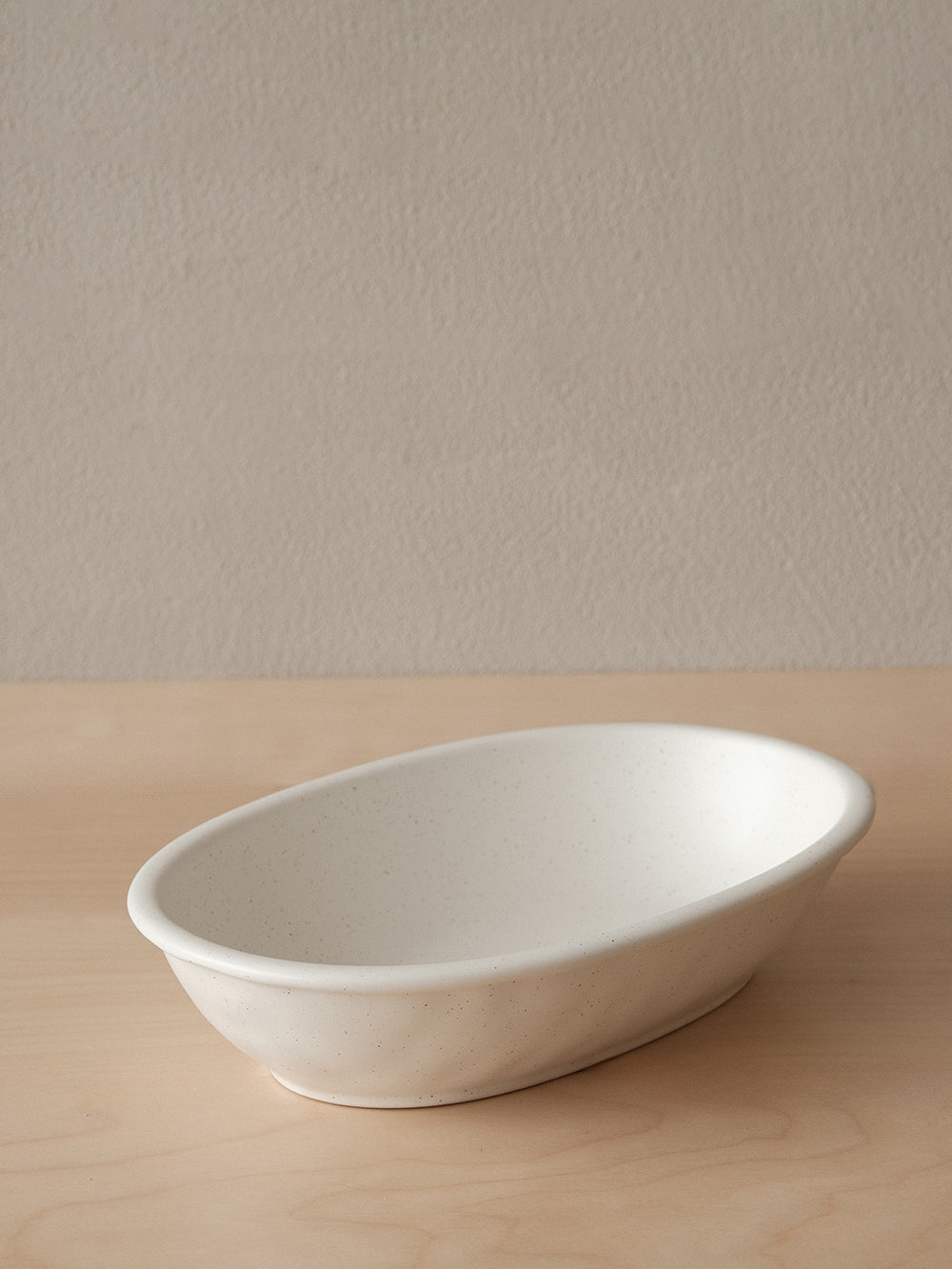 Linear Wide-Rim Loop Oval Plate