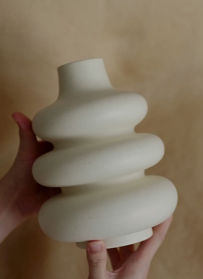 Jarrón de cerámica con forma de donut 