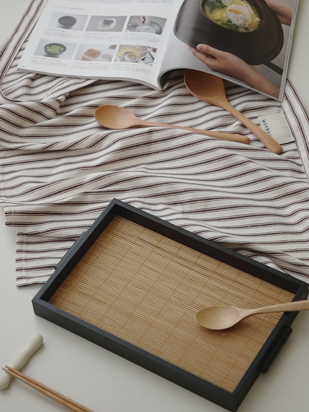Bandeja de madera con asa tejida de bambú y ratán