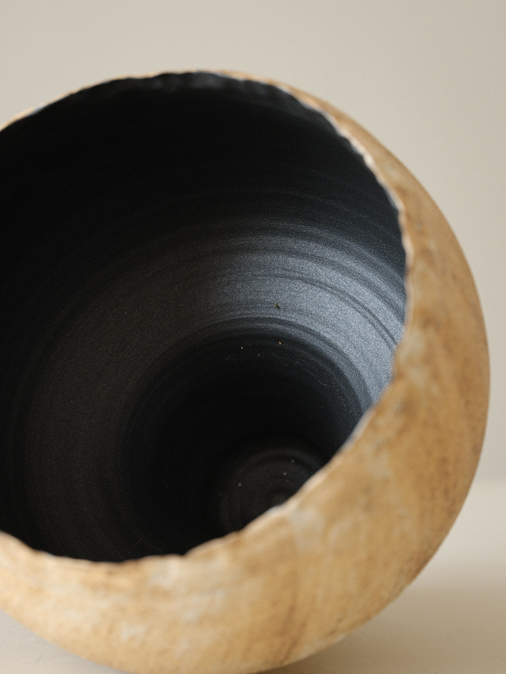 TG33 Pedestal Ceramic Vase — additional view 3